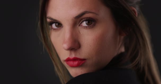 Gri Arka Planda Kırmızı Dudaklı Güzel Bayanın Yakın Çekimi Gri — Stok video