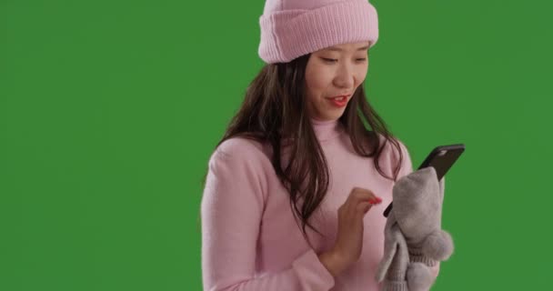 Jolie Fille Asiatique Vêtements Hiver Aide Téléphone Portable Pour Envoyer — Video