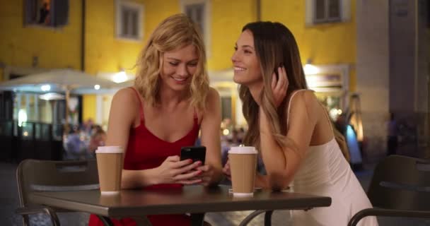 Belles Femmes Modèles Regardant Téléphone Intelligent Tout Étant Assis Bavardant — Video