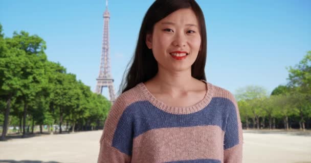 Sorridente Donna Millenaria Cerca Gioiosa Indossa Maglione Righe Blu Parigi — Video Stock