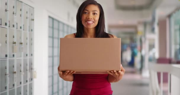 邮局里漂亮的非洲裔美国女性的画像很兴奋地等待着包装 兴高采烈的黑人女人拿着盒子对着摄像机笑 — 图库视频影像