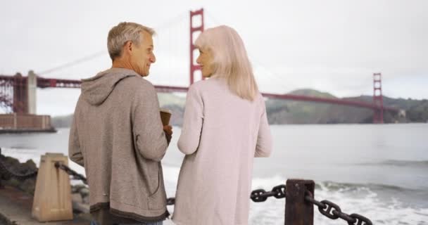 Aktywna Para Seniorów Odwiedzająca Most Golden Gate Porannym Spacerze Zdrowi — Wideo stockowe