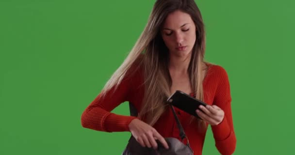 Millennial Frau Sucht Handy Ihrer Handtasche Und Sendet Dann Eine — Stockvideo