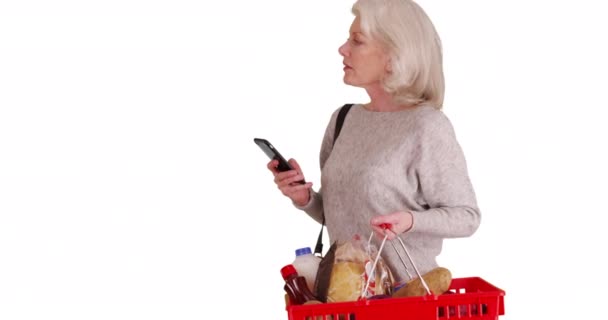 Senior Mujer Caucásica Compras Comestibles Busca Artículos Mientras Que Mensajería — Vídeo de stock