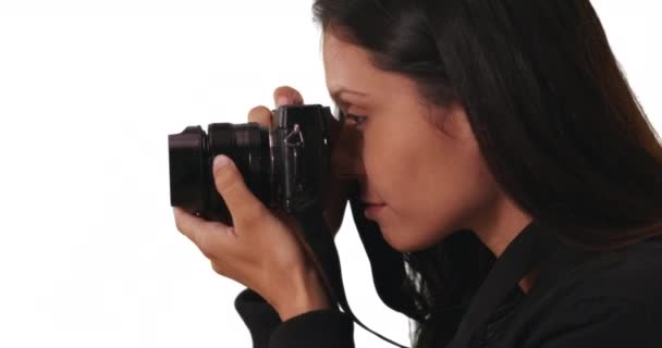 배경에 카메라로 사진을 밀레니엄 여성의 크리에이티브 여성은 렌즈에 초점을 맞추고 — 비디오