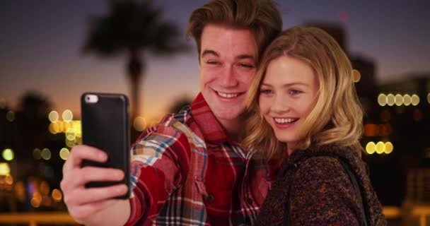 Sluiten Van Gelukkige Duizendjarige Paar Selfies Met Smart Phone Het — Stockvideo