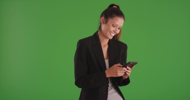 Feliz Mujer Negocios Leyendo Mensajes Texto Teléfono Inteligente Riendo Pantalla — Vídeos de Stock