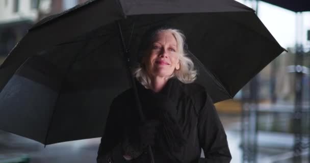 Portrait Une Femme Âgée Joyeuse Debout Dans Parking Avec Parapluie — Video