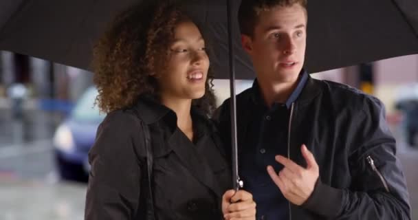 Gelukkig Paar Onder Paraplu Tijdens Regenbui Proberen Een Taxi Roepen — Stockvideo