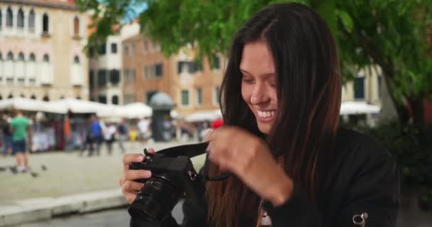 Venedik Caddesinde Tatildeyken Fotoğraf Çeken Milenyum Kadınının Yakın Çekimi Bombacı — Stok video