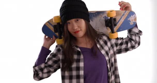 Hip Cool Millennial Posant Pour Caméra Tout Portant Skateboard Sur — Video