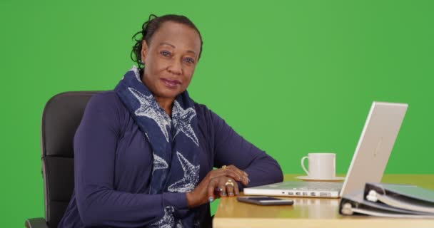 Uma Mulher Negócios Negra Posa Para Retrato Sua Mesa Tela — Vídeo de Stock