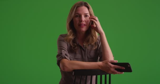 Mulher Com Celular Conversando Com Câmera Tela Verde Tela Verde — Vídeo de Stock