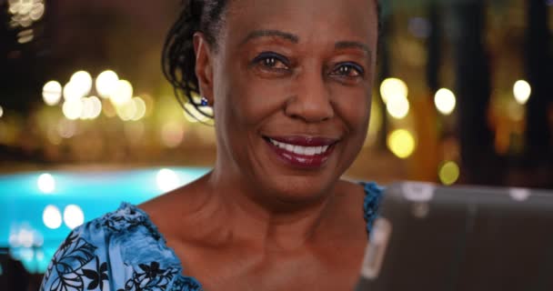 拿着数码平板电脑的老年黑人妇女摆出肖像的姿势 使用科技的非洲裔美国女人对着相机微笑 — 图库视频影像