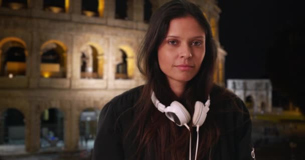 Retrato Una Turista Milenaria Que Visita Coliseo Roma Por Noche — Vídeo de stock