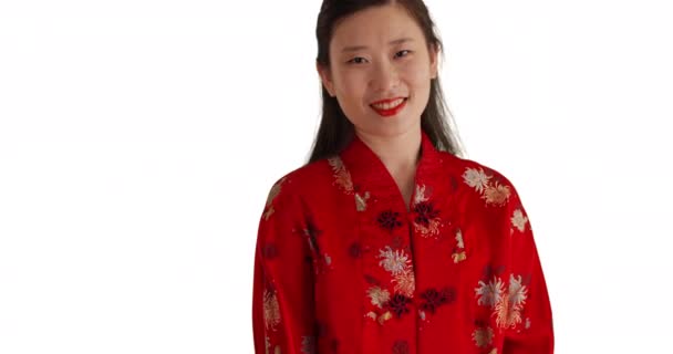 Ritratto Millenario Asiatico Vestito Rosso Tradizionale Cinese Sorridente Fotocamera Isolata — Video Stock