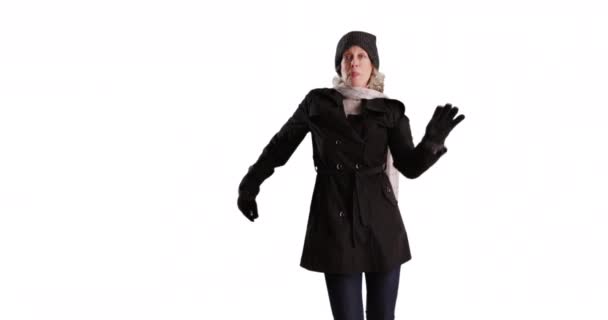 Güzel Yaşlı Kadın Beyaz Arka Planda Kendiliğinden Dans Ediyor Son — Stok video
