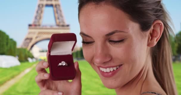 在爱情之城度假时 一个快乐的女人把钻石戒指放在珠宝盒里对着相机 在巴黎的埃菲尔铁塔旁 一个快乐的千禧年女孩炫耀她的订婚戒指 — 图库视频影像