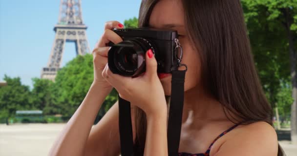 在法国巴黎埃菲尔铁塔旁 20多岁的年轻女性游客用相机拍照的肖像 接近千年摄影师使用飞镖相机在欧洲拍照 — 图库视频影像