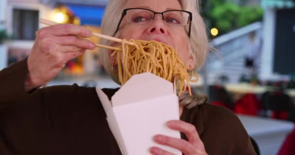 Retrato Câmara Lenta Uma Mulher Madura Comer Comida Chinesa Uma — Vídeo de Stock