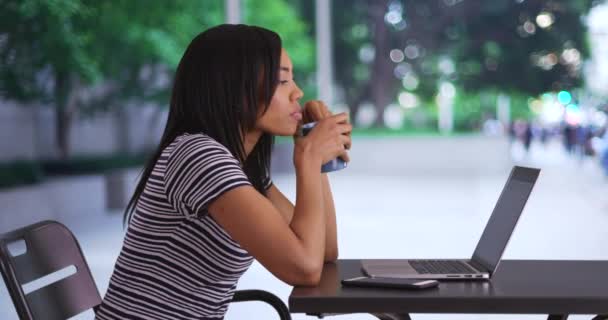 야외에서 테이블에 컴퓨터 화면에서 무엇인가를읽는 매력적 여성의 포괄적 노트북으로 서류를 — 비디오