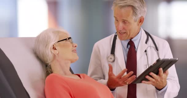 Exitoso Doctor Hablando Con Una Paciente Anciana Consultorio Médico Senior — Vídeos de Stock