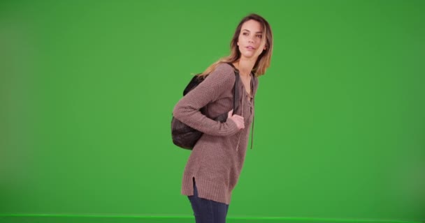 Atractiva Mochila Femenina Milenaria Esperando Pantalla Verde Pantalla Verde Para — Vídeos de Stock