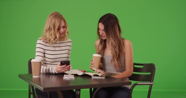 Två Attraktiva Unga Kvinnor Navigera Resekarta Med Smartphone Greencreen Vacker — Stockvideo