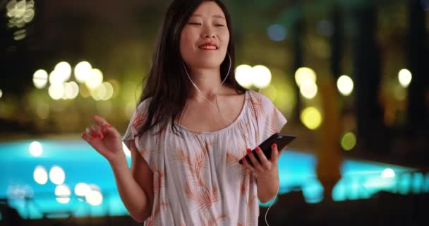 Jeune Femme Millénaire Branchée Écoutant Musique Avec Son Smartphone Utilisant — Video