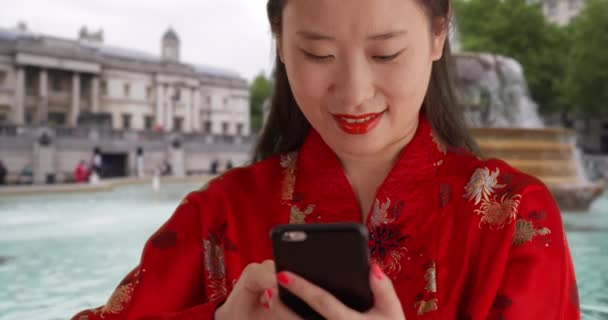 Trafalgar Meydanı Ndaki Fıskiyenin Önündeki Mesajları Okumak Için Akıllı Telefonu — Stok video