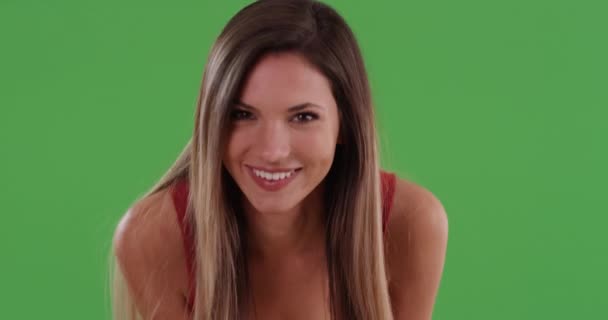 Миллениальная Женщина Улыбается Дует Поцелуями Камеру Зеленом Экране Счастливая Смеющаяся — стоковое видео