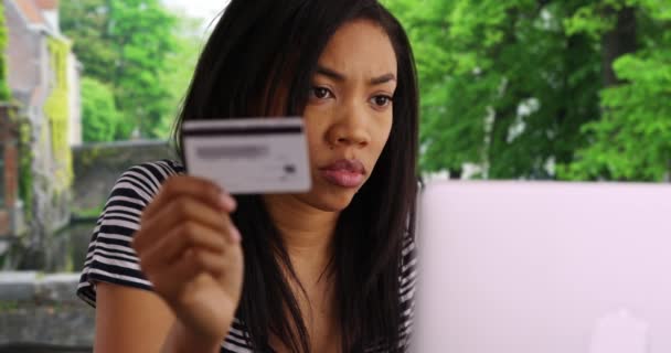 Afroamerikansk Kvinna Gör Online Köp Med Kreditkort Shopper Surfar Internet — Stockvideo