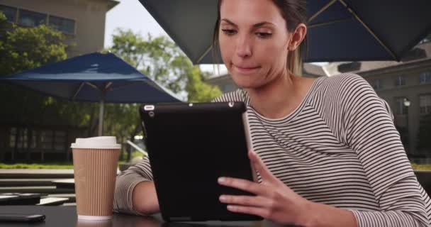 Mujer Milenaria Estudiante Universitaria Sentada Mesa Cafetería Con Tableta Afuera — Vídeos de Stock