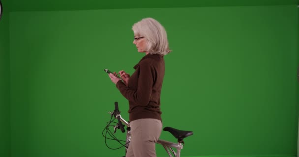 Випадковий Портрет Літньої Жінки Стоїть Велосипедом Мобільному Телефоні Зеленому Екрані — стокове відео