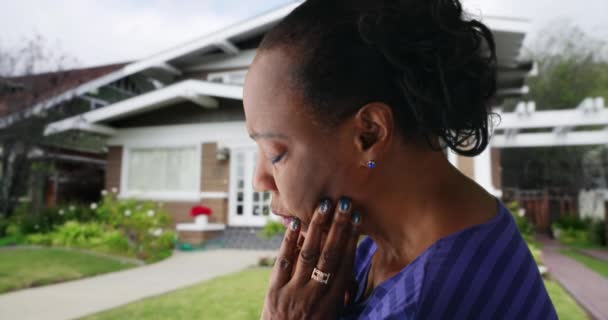 Egy Idős Fekete Imádkozik Otthona Előtt Egy Aggódó Afro Amerikai — Stock videók