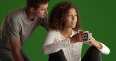 Güzel bir çift dinleniyor ve yeşil ekrana bakıyorlar. Anahtar ya da birleşik olmak üzere yeşil ekranda.