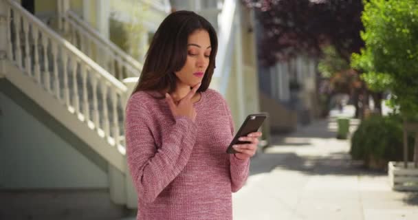 Atrakcyjna Latynoska Kobieta Stojąca Cichej Ulicy Przed Apartamentowcem Wysyłająca Wiadomości — Wideo stockowe