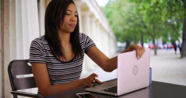 仕事を終えるノートパソコンを持った幸せな黒人ビジネス女性 ノートパソコンを閉じてカメラで微笑むアフリカ系アメリカ人女性 — ストック動画