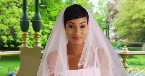 Gelukkige Bruid Haar Trouwjurk Glimlachend Voor Camera Zwarte Vrouw Trouwdag — Stockvideo