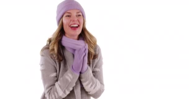 Ελκυστική Μεσήλικη Γυναίκα Χειμωνιάτικα Ρούχα Γελώντας Και Ζητωκραυγάζοντας Λευκό Φόντο — Αρχείο Βίντεο