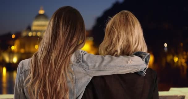 两个女童军在夜间探索罗马时互相抱在一起的肖像 在意大利罗马 一个年轻的黑发女子搂着她的金发朋友的肩膀 — 图库视频影像