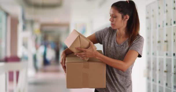 漂亮的高加索女人在邮局取邮包 布鲁内特女人们提着箱子在室内装运 — 图库视频影像