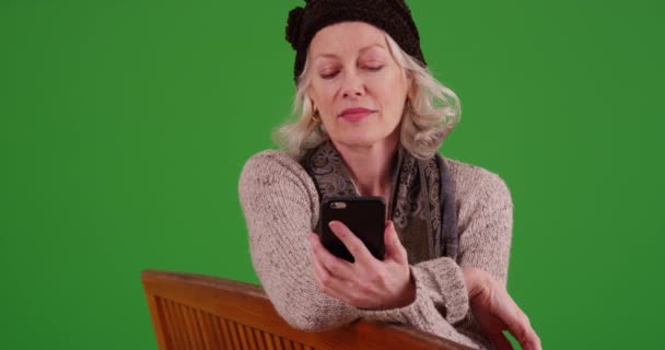 Starší Žena Která Sedí Lavičce Dívá Mobil Poplete Zelenou Obrazovku — Stock video