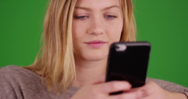 Całkiem Milenijna Dziewczyna Używająca Telefonu Komórkowego Wysyłania Sms Zielony Ekran — Wideo stockowe