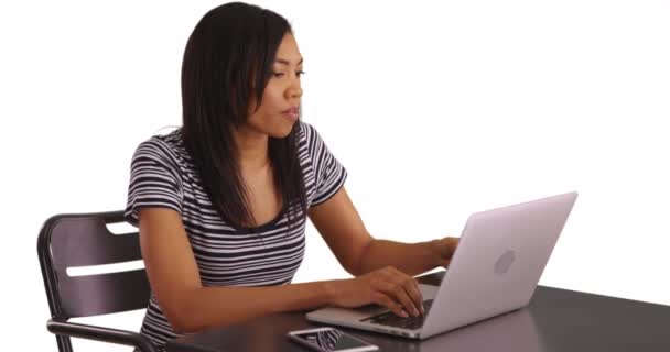 Ελκυστική Μαύρη Γυναίκα Δακτυλογράφηση Παύσεις Laptop Για Ελέγξετε Μηνύματα Στο — Αρχείο Βίντεο