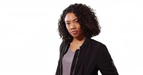 Beyaz Arkaplanda Kameraya Gülümseyen Kıvırcık Saçlı Tatlı Siyah Kadın Portresi — Stok video