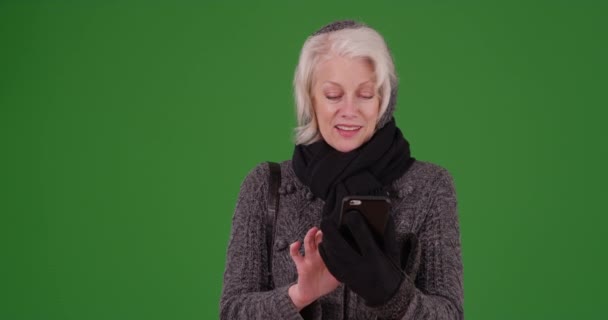 Portret Wesołej Seniorki Wiadomości Smartfonie Zielonym Ekranie Piękny Starsza Kobieta — Wideo stockowe