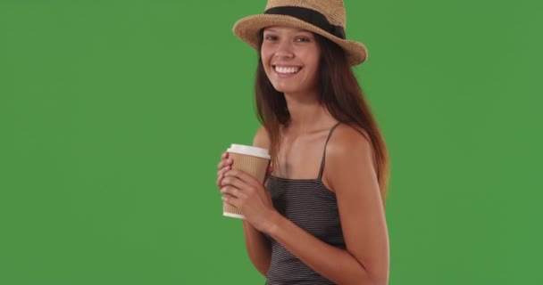 Krásná Běloška Drží Jít Nápoj Usmívá Před Zelenou Obrazovku Atraktivní — Stock video