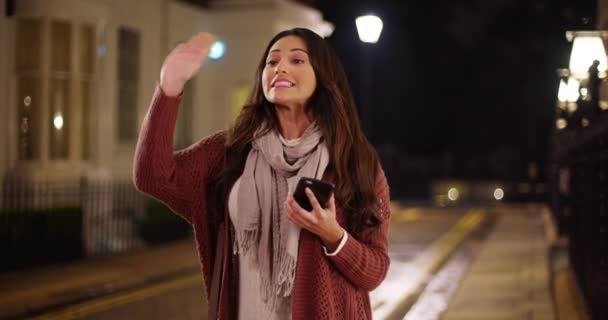 Carina Donna Latina Con Suo Smartphone Che Saluta Amico Ritratto — Video Stock