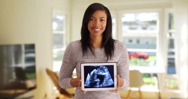 Portret Radosnej Czarnej Kobiety Pokazującej Obraz Ultradźwiękowy Komputerze Wkrótce Przyszła — Wideo stockowe